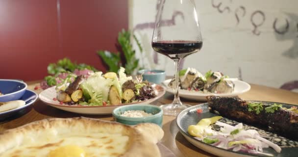 Doğu Mutfağı Gürcistan Ulusal Mutfağı Restoranda Masada Yemek Salata Khachapuri — Stok video