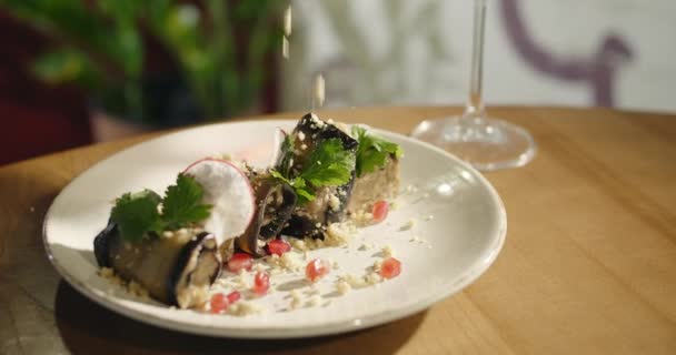 東洋の食欲 伝統的なグルジアのナスアペタイザー 東ベジタリアン料理 テーブルは東洋料理を提供しました 高品質の4K映像 — ストック動画