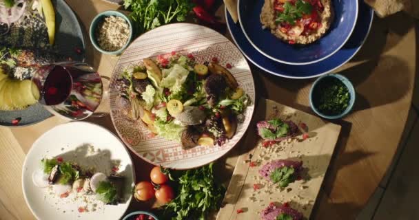 格鲁吉亚新鲜沙拉 格鲁吉亚国菜 餐桌上的食物 东方食品 真正的传统餐 高质量的4K镜头 — 图库视频影像