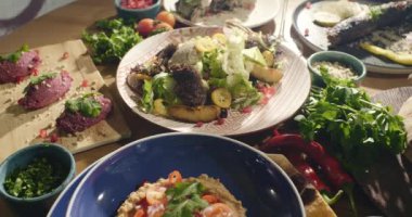 Doğu mutfağı. Gürcistan taze salatası. Gürcistan ulusal mutfağı, restoranda masada yemek. Doğu yemekleri. Orijinal geleneksel yemekler. Yüksek kalite 4k görüntü