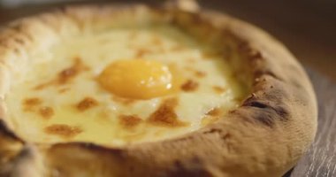 Geleneksel Gürcü mutfağı. Khachapuri adjaruli yakın çekim. Doğu mutfağı. Yüksek kalite 4k görüntü