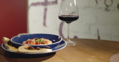 Doğu mutfağı aperatifi. Pita ekmeğiyle servis edilen domatesli humus. Geleneksel Lübnan yemekleri. Yüksek kalite 4k görüntü