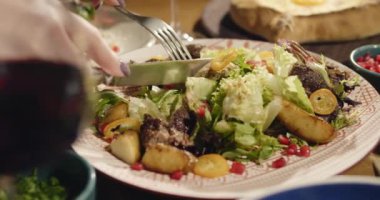 Doğu salatası yiyen kadınların ellerini kapatın. Gürcistan ulusal mutfağı, restoranda masada yemek. Doğu yemekleri. Orijinal geleneksel yemekler. Yüksek kalite 4k görüntü