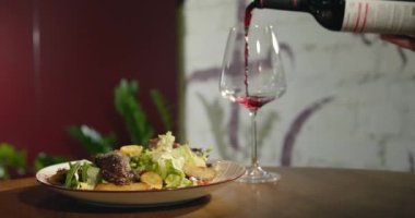 Doğu mutfağı. Gürcistan taze salatası. Gürcistan ulusal mutfağı, restoranda masada yemek. Doğu yemekleri. Yüksek kalite 4k görüntü