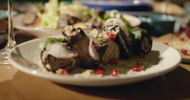 Doğu aperatifleri. Geleneksel Gürcü patlıcan aperatifi. Lezzetli doğu vejetaryen yemekleri. Doğu yemekleriyle servis edilen masa. Yüksek kalite 4k görüntü