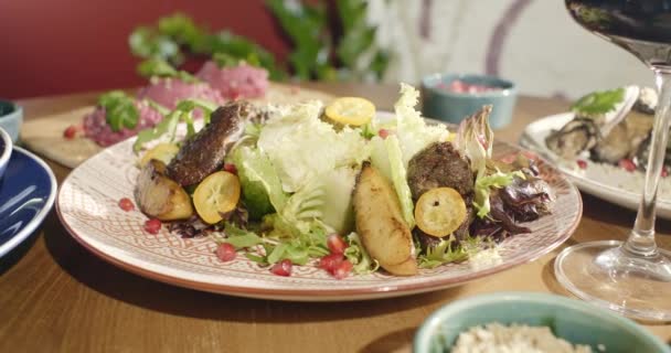 Doğu Mutfağı Gürcistan Taze Salatası Gürcistan Ulusal Mutfağı Restoranda Masada — Stok video