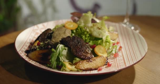 東洋料理 グルジアの新鮮なサラダ グルジアの国料理 レストランのテーブル上の食べ物 東洋の食べ物 本格的な伝統料理 高品質の4K映像 — ストック動画