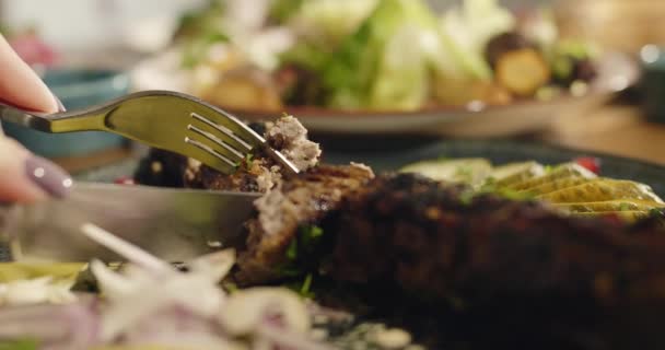 Close Mulheres Mãos Comendo Kebab Carne Cordeiro Tradicional Georgiana Kebab — Vídeo de Stock