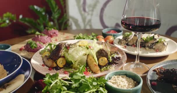 그루지야 신선한 샐러드 그루지야 레스토랑에서 테이블에 오리엔탈 진정한 전통적인 고품질 — 비디오