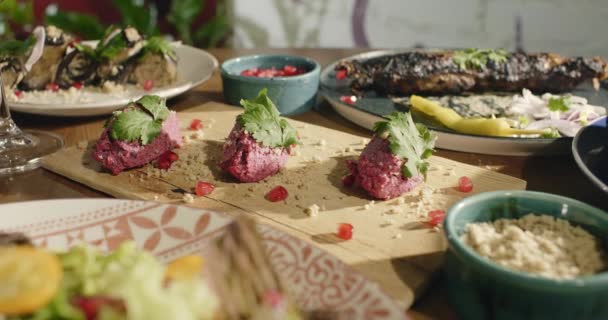 东部开胃菜 传统的地球人甜菜传播了Pkhali 美味的东方素食 与东方食品搭配的餐桌高质量的4K镜头 — 图库视频影像