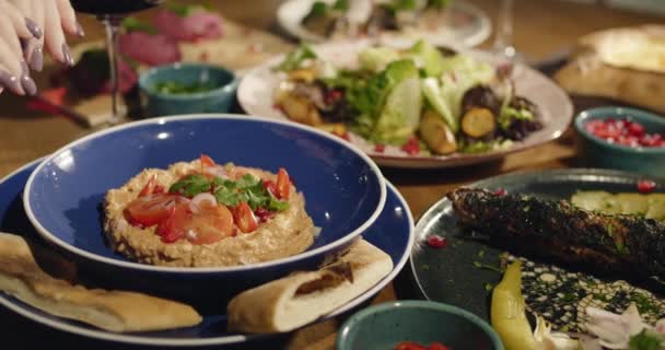 東洋料理のアペタイザー トマトを添えたハムスはピタパンを添えていた 伝統的なレバノン料理 高品質の4K映像 — ストック動画