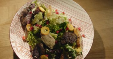 Doğu mutfağı. Gürcistan taze salatası. Gürcistan ulusal mutfağı, restoranda masada yemek. Doğu yemekleri. Orijinal geleneksel yemekler. Yüksek kalite 4k görüntü