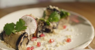Doğu aperatifleri. Geleneksel Gürcü patlıcan aperatifi. Lezzetli doğu vejetaryen yemekleri. Doğu yemekleriyle servis edilen masa. Yüksek kalite 4k görüntü