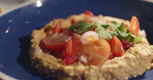 Закуска Восточной Кухни Хумус Помидорами Подаваемый Пита Хлебом Традиционная Ливанская — стоковое видео