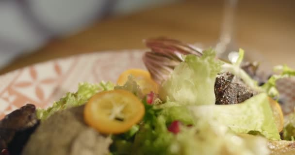 格鲁吉亚新鲜沙拉 格鲁吉亚国菜 餐桌上的食物 东方食品 真正的传统餐 高质量的4K镜头 — 图库视频影像