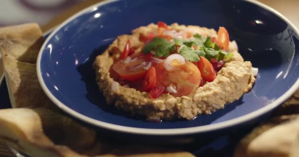 Předkrm Východní Kuchyně Hummus Rajčaty Podávaný Pita Chlebem Tradiční Libanonské — Stock video