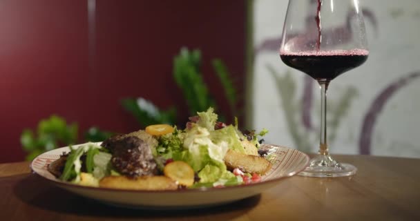 Kuchnia Wschodnia Gruzińska Świeża Sałatka Gruzińska Kuchnia Narodowa Jedzenie Stole — Wideo stockowe