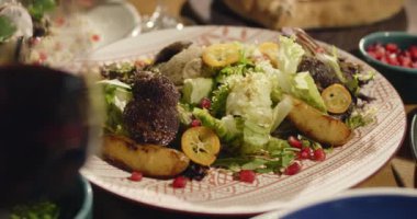 Doğu mutfağı. Gürcistan taze salatası. Gürcistan ulusal mutfağı, restoranda masada yemek. Doğu yemekleri. Orijinal geleneksel yemekler. Yüksek kalite 4k görüntü