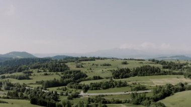 Tatra dağlarının insansız hava aracı görüntüleri. Yukarıdan güzel yaz dağları. Çam ormanı. Yüksek kalite 4k görüntü