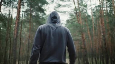 İnsan ormanda yürür. Sağlıklı yaşam tarzı kavramı. Doğada meditasyon yürüyüşü. Sporcu adam ormanda egzersiz yapıyor. Yüksek kalite 4k görüntü