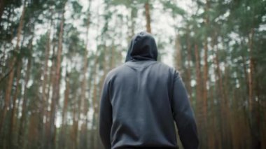 İnsan ormanda yürür. Sağlıklı yaşam tarzı kavramı. Doğada meditasyon yürüyüşü. Sporcu adam ormanda egzersiz yapıyor. Yüksek kalite 4k görüntü