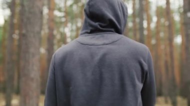 İnsan ormanda yürür. Sağlıklı yaşam tarzı kavramı. Doğada meditasyon yürüyüşü. Sporcu adam ormanda egzersiz yapıyor. Yüksek kalite 4k görüntü