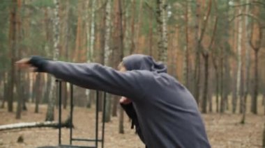 Boksör ormanda dolanıyor. Gölge boksu. Boksör koşusu. Spor motivasyonu. Yüksek kalite 4k görüntü