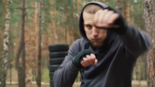 ボクサーは森でトランクインしている シャドウボクシング ボクサー ジョギング スポーツモチベーション 高品質の4K映像 — ストック動画