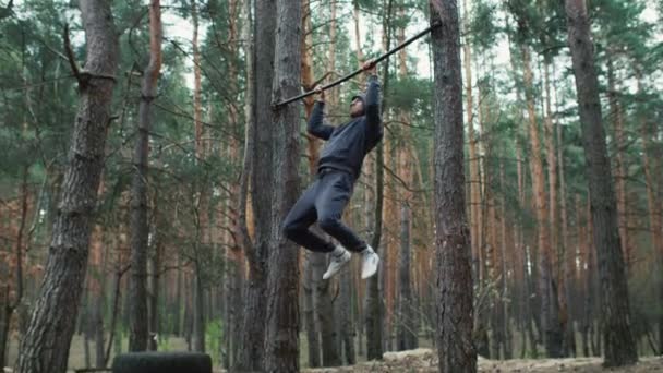 户外运动 年轻人在森林里训练 健美操室外训练 男人在外面拉车高质量的4K镜头 — 图库视频影像