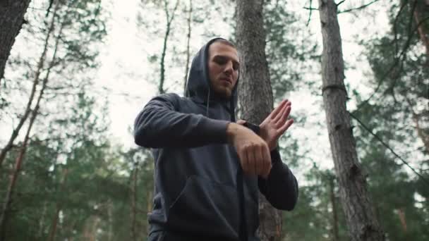 Boxare Idrottare Förbereder Träningspass Med Hjälp Hand Wrap Boxerträning Skogen — Stockvideo