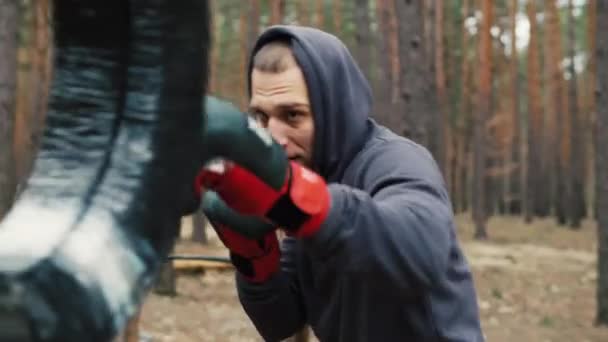 Atlet Boxer Berlatih Luar Ruangan Hutan Latihan Dengan Oldschool Outdoors — Stok Video