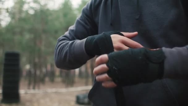 Sportowiec Bokserski Przygotowujący Trening Pomocą Okładu Ręcznego Trening Bokserski Lesie — Wideo stockowe