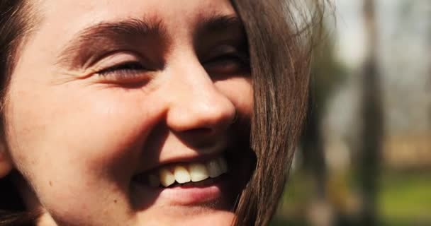 Πορτρέτο Της Ευτυχισμένης Νεαρής Γυναίκας Την Άνοιξη Του Ήλιου Χαρούμενη — Αρχείο Βίντεο