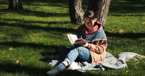 Mladá Dospělá Žena Čte Knihu Parku Čtu Venku Jarním Slunci — Stock video