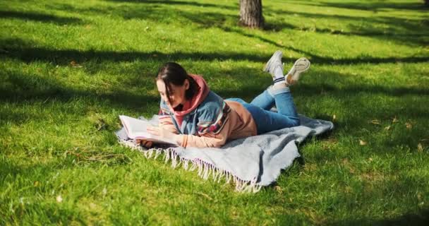Νεαρή Ενήλικη Γυναίκα Διαβάζει Βιβλία Στο Πάρκο Διαβάζω Έξω Στο — Αρχείο Βίντεο