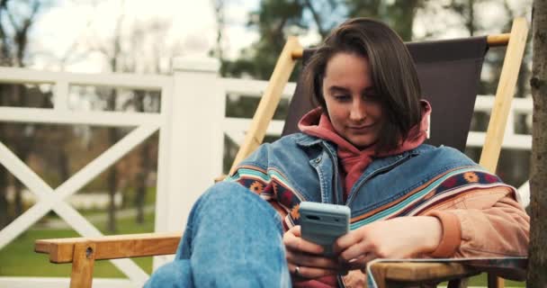 Młoda Dorosła Kobieta Relaksuje Się Parku Ogląda Ekranie Telefonu Mediach — Wideo stockowe