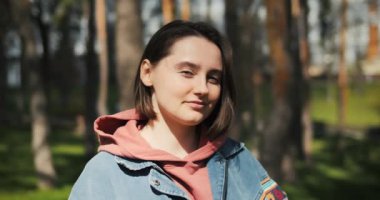 Bahar güneşinde mutlu genç bir kadının portresi. Neşeli, genç, yetişkin hippi kadın. Yüksek kalite 4k görüntü