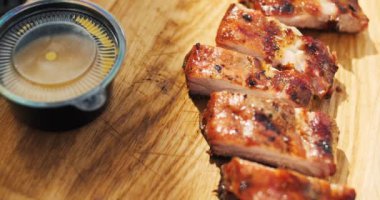 Bahar barbeküsü. Ahşap masada ızgara pirzola. Doğada barbekü. Yüksek kalite 4k görüntü