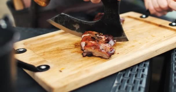 烤肋骨切割 厨师用大刀切烧烤排骨 高质量的4K镜头 — 图库视频影像