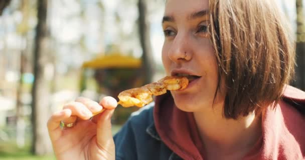 Beautiful Young Woman Eats Street Food Park Enjoys Spring Sunlight — Stock Video