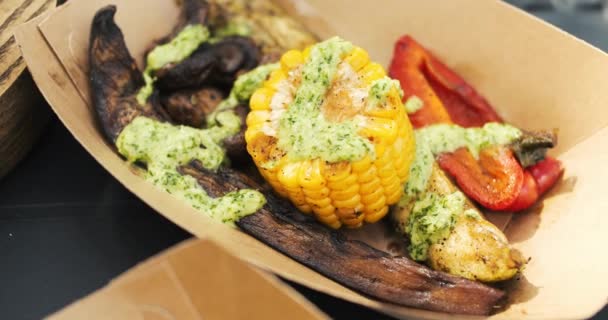 Весеннее Барбекю Парке Жареные Овощи Кукуруза Здоровое Питание Высококачественные Кадры — стоковое видео