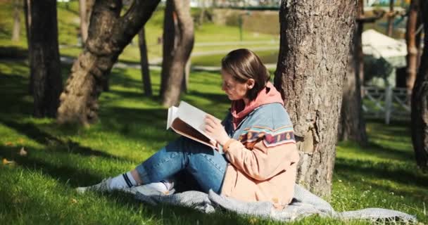 Νεαρή Ενήλικη Γυναίκα Διαβάζει Βιβλία Στο Πάρκο Διαβάζω Έξω Στο — Αρχείο Βίντεο