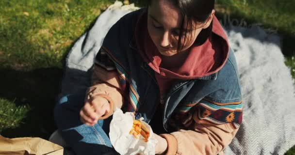 Menina Bonita Come Fast Food Tirar Parque Mulher Gosta Hambúrguer — Vídeo de Stock