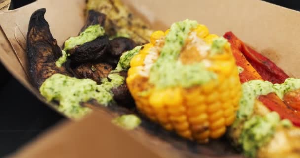 Voorjaarsbarbecue Het Park Gegrilde Groenten Maïs Gezond Eten Hoge Kwaliteit — Stockvideo