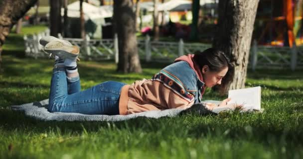 Jovem Mulher Adulta Livro Parque Lendo Fora Luz Solar Primavera — Vídeo de Stock