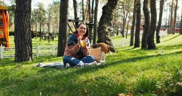 Wanita Muda Yang Cantik Minum Koktail Taman Menikmati Sinar Matahari — Stok Video
