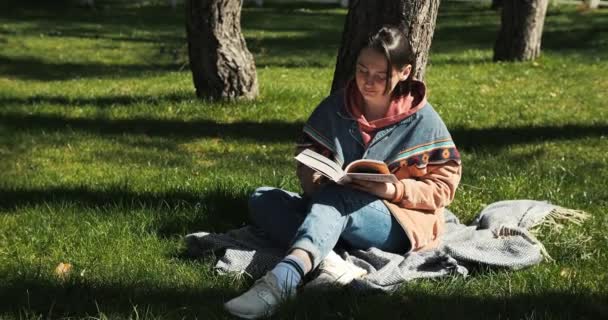 Молодая Взрослая Женщина Читает Книгу Парке Чтение Снаружи Весенним Солнечным — стоковое видео