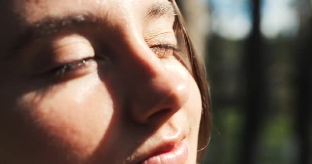 Schöne Junge Frau Genießt Frühlingssonne Park Porträt Der Natürlichen Schönheit — Stockvideo