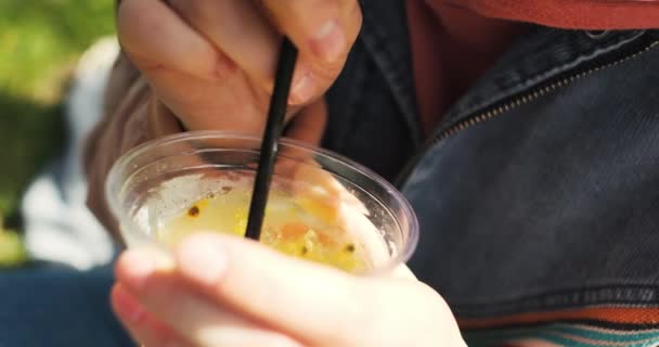 Belle Jeune Femme Boit Cocktail Dans Parc Profite Lumière Soleil — Video