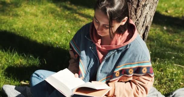 Genç Yetişkin Kadın Parkta Kitap Okuyor Bahar Güneşinde Dışarıda Kitap — Stok video